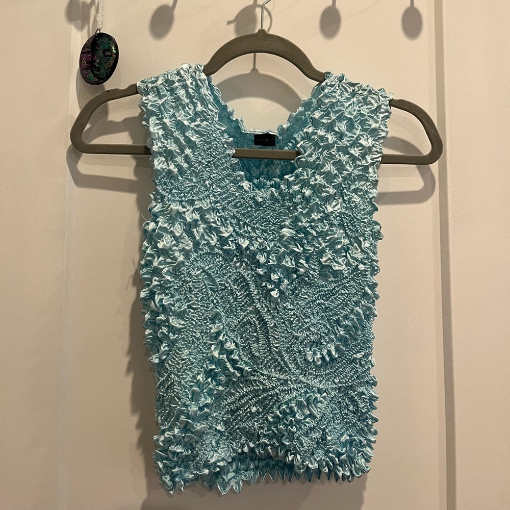 SKY/baby blue popcorn tank top